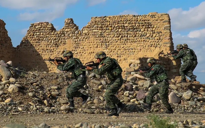 Binh sĩ Quân giải phóng nhân dân Trung Quốc (PLA)  huấn luyện tác chiến. Ảnh: Reuters.