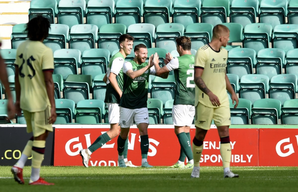 Sau đó, Hibernian còn nâng tỷ số lên 2-0 do công của Mackay.