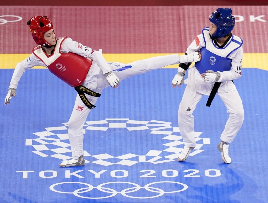 Trương Thị Kim Tuyền (giáp xanh) lỡ cơ hội tranh HCĐ. (Ảnh: Getty)