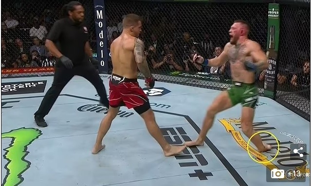 Khoảnh khắc được chụp lại từ góc quay của truyền hình khi McGregor chấn thương. (Nguồn: Daily Mail).