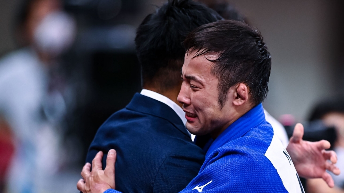 Naohisa Takato bật khóc khi giành HCV cho Nhật Bản (Ảnh: Getty).