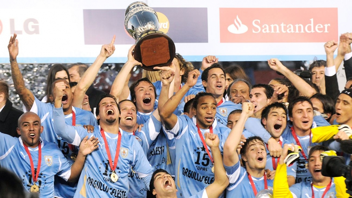 Ngày này 10 năm trước, Uruguay vô địch Copa America 2011. (Ảnh: Getty).
