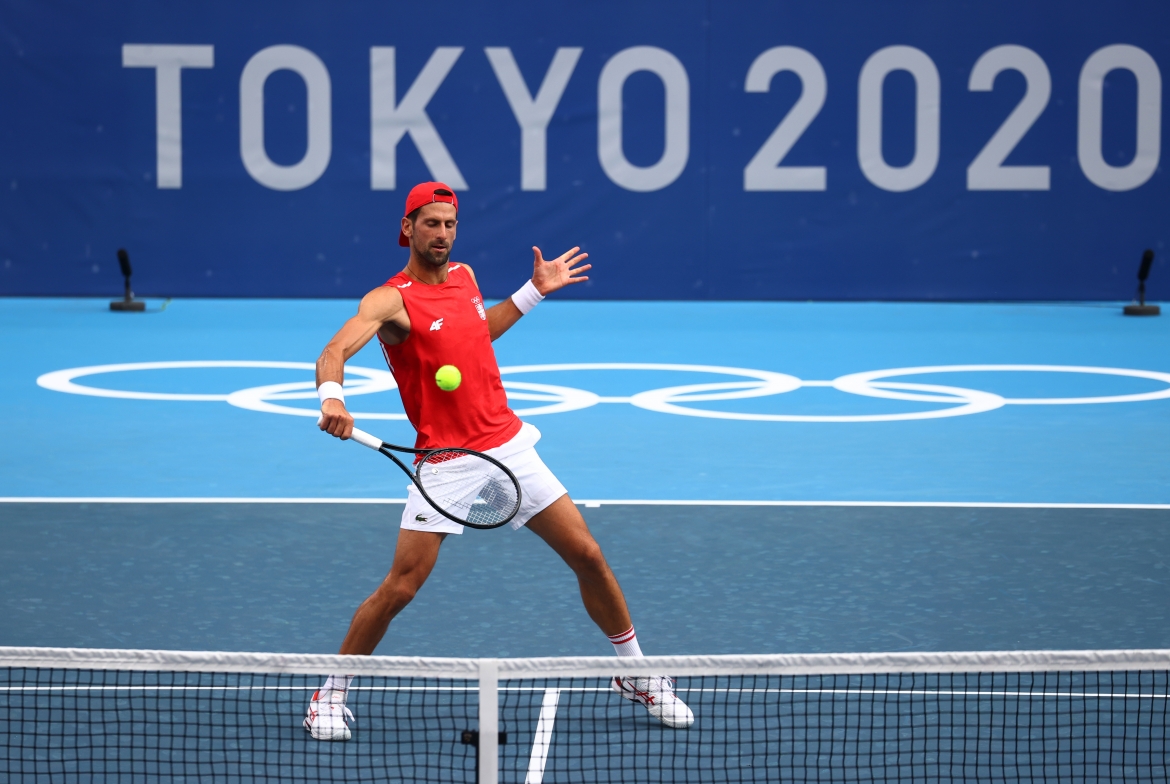 Djokovic trong buổi luyện tập làm quen sân thi đấu của Olympic Tokyo. (Ảnh: Reuters). 