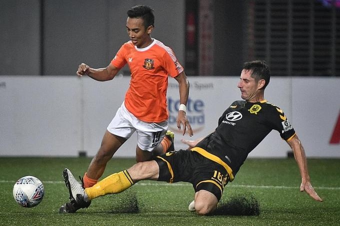 Daniel Bennett (áo đen) khi thi đấu cho Tampines Rovers. (Ảnh: TNP). 