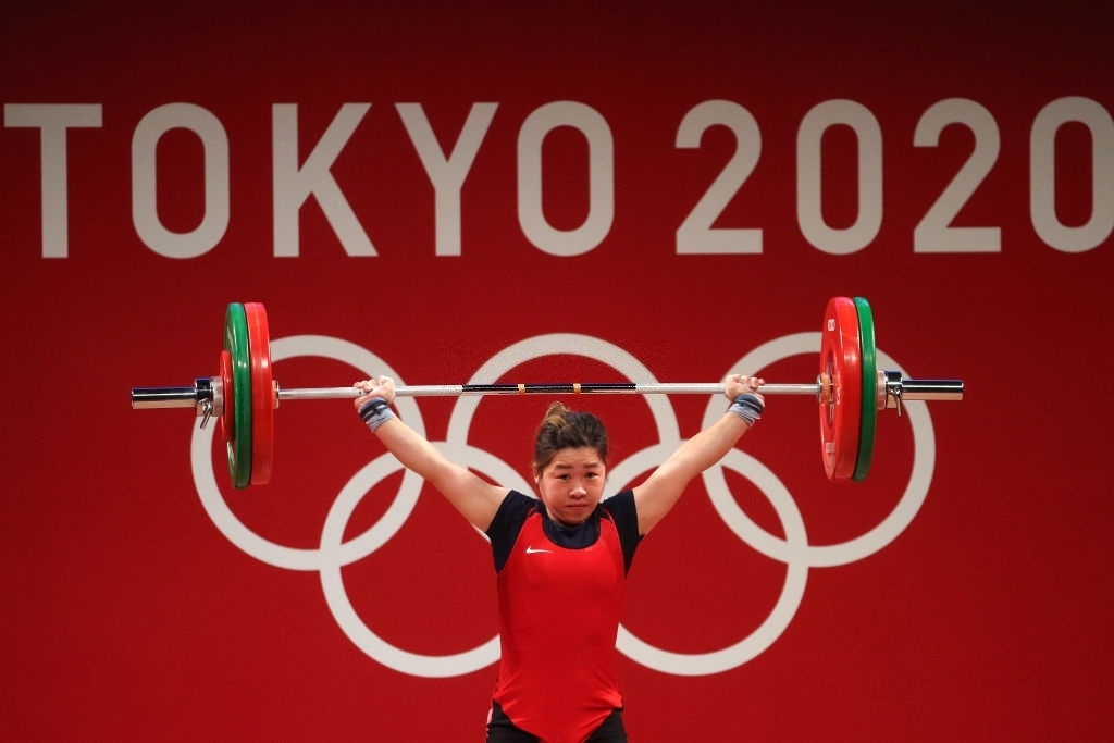 Hoàng Thị Duyên chinh phục mức tạ 95kg. (Ảnh: Getty)
