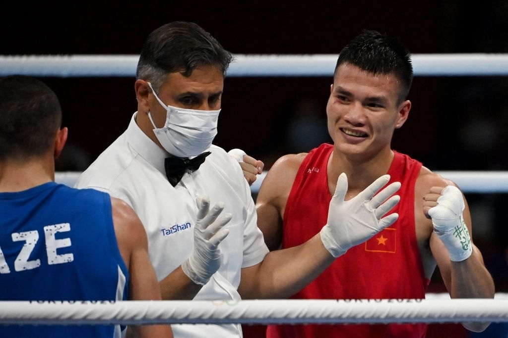 Nguyễn Văn Đương là võ sĩ có vé chính thức đầu tiên của Boxing Việt Nam giành chiến thắng ở đấu trường Olympic. (Ảnh: Getty)