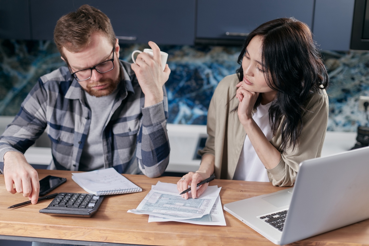 Hai vợ chồng nên thảo luận xem liệu cả hai sẽ sử dụng tài khoản ngân hàng chung hay riêng. Nguồn: Pexels