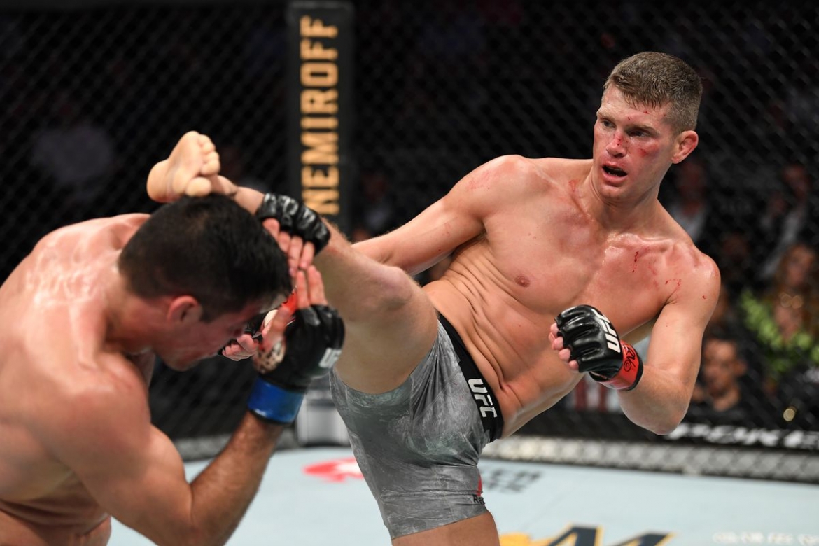 Stephen Thompson có lối đánh trái ngược với Gibert Burns. (Ảnh: Getty)