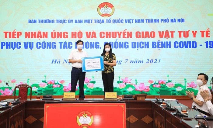 Ủy ban MTTQ Việt Nam Thành phố Nguyễn Lan Hương chuyển giao vật tư y tế cho đại diện Sở Y tế