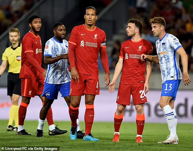 Van Dijk chưa thể có màn trình diễn tốt trong ngày trở lại sau 9 tháng nghỉ thi đấu. (Ảnh: Getty). 