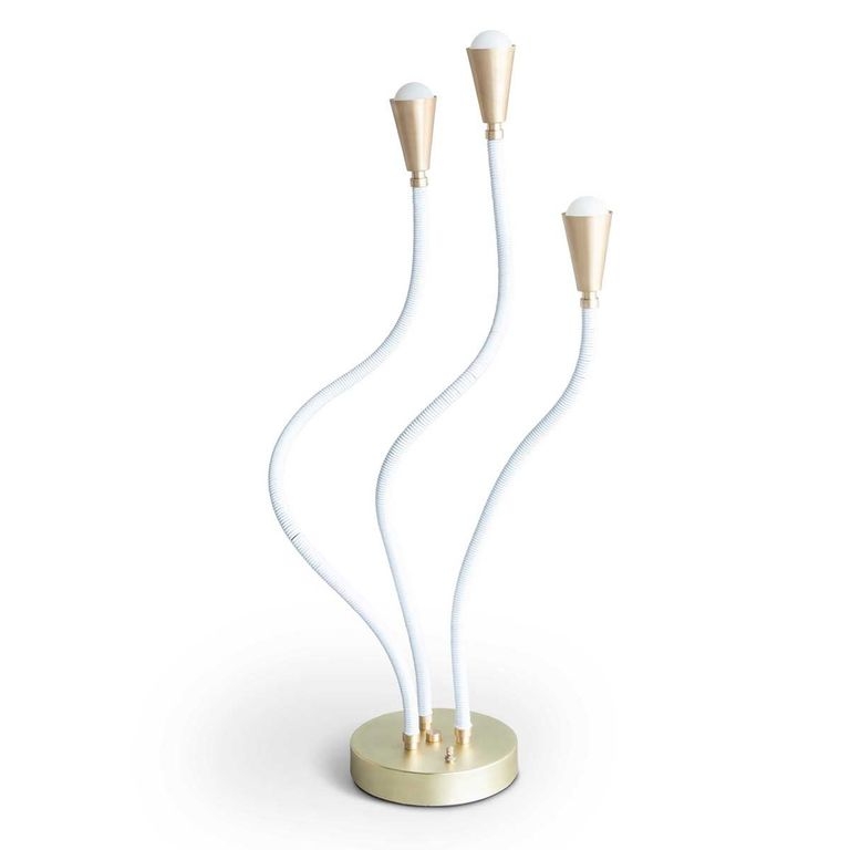 Đèn Trident với những đường thép uốn cong sẽ khiến bàn làm việc của bạn nhiều tính nghệ thuật hơn.