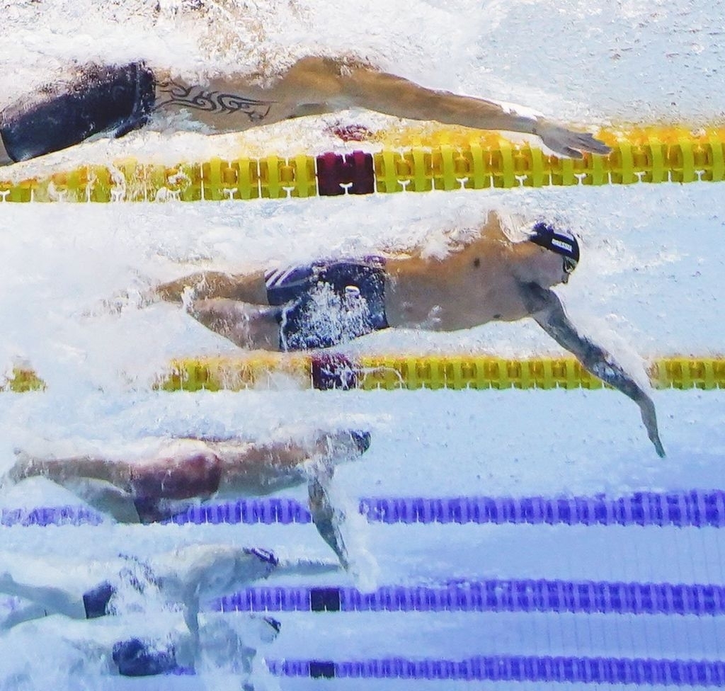 Trong ngày thi đấu hôm nay, kình ngư Caeleb Dressel tiếp tục cho thấy đẳng cấp của mình ở đường đua xanh khi giành thêm 3 HCV ở nội dung 50m bơi tự do nam và 4x100m tiếp sức hỗn hợp nam.