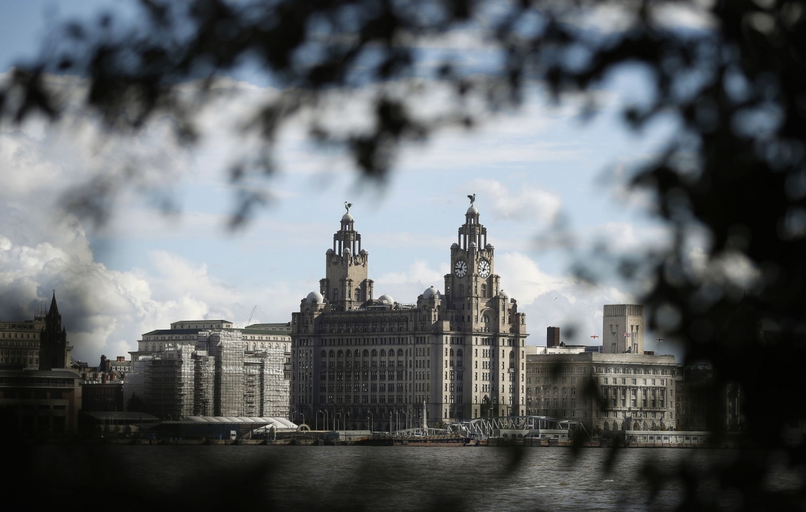 Tòa nhà Royal Liver - biểu tượng của Liverpool bên bờ sông Mersey đang được rao bán với giá khoảng 40 triệu bảng Anh. Nguồn: Reuters