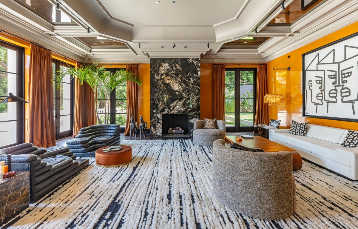 Ngôi nhà mới của The Weeknd có tổng diện tích đến 6.400 m2, trong đó diện tích biệt thự chiếm 3.000 m2, nằm ở vị trí đắc địa, hướng nhìn ra Bel-Air Country Club, câu lạc bộ nổi tiếng xa xỉ, thường được giới nhà giàu California lui tới.