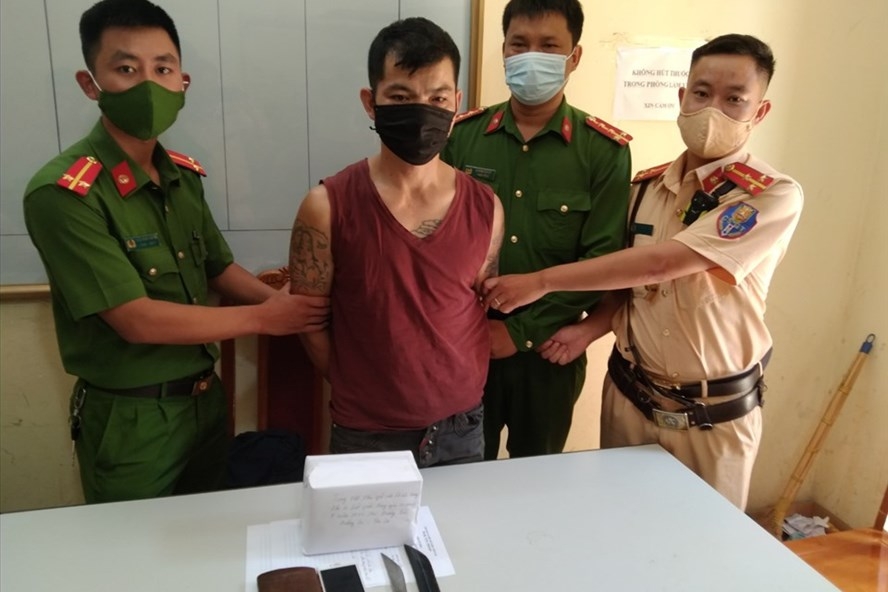 Đối tượng Lò Văn Thương cùng tang vật tại cơ quan Công an.