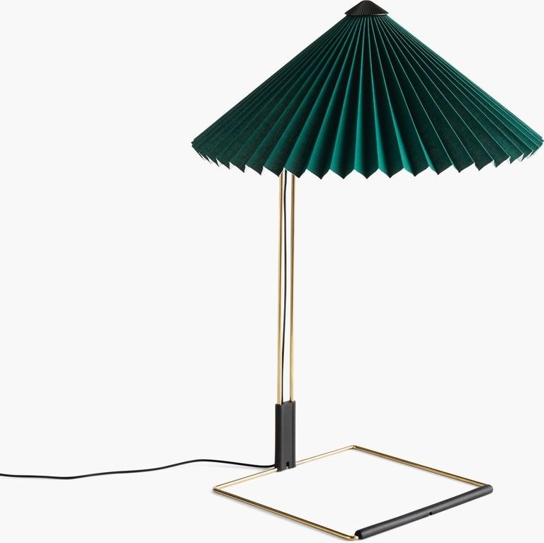 Đèn Matin được phủ một lớp sơn bóng với thiết kế nếp gấp quạt sẽ tạo vẻ thời thượng cho bàn làm việc của bạn.