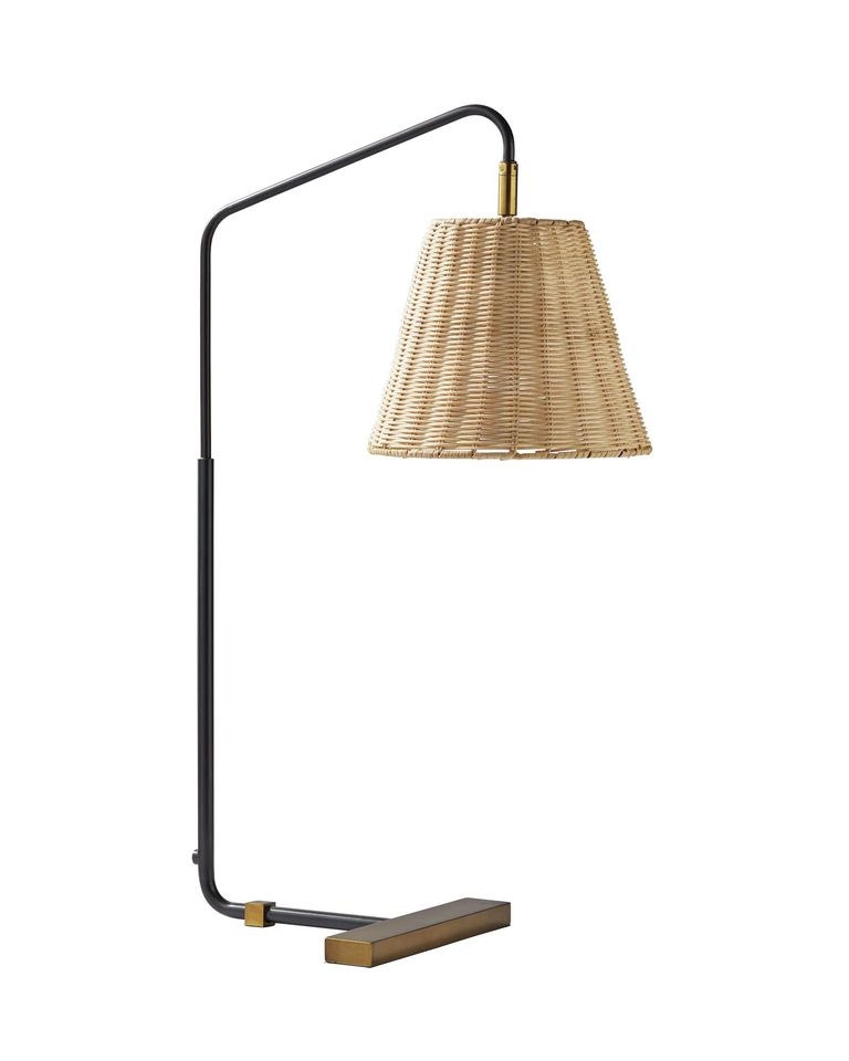 Đèn Flynn với thiết kế chụp như giỏ mây phù hợp với những không gian vintage.
