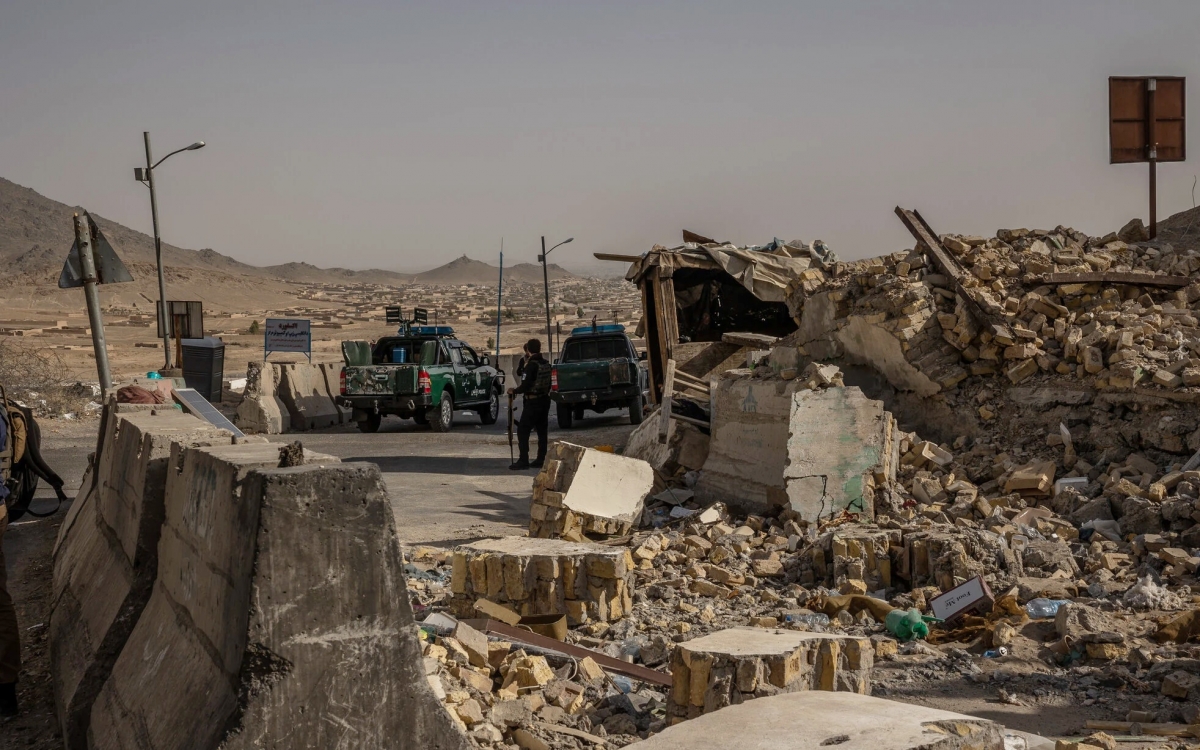 Một đồn cảnh sát Afghanistan bị Taliban phá hủy ở Kandahar vào tháng 8/2021. Ảnh: New York Times.