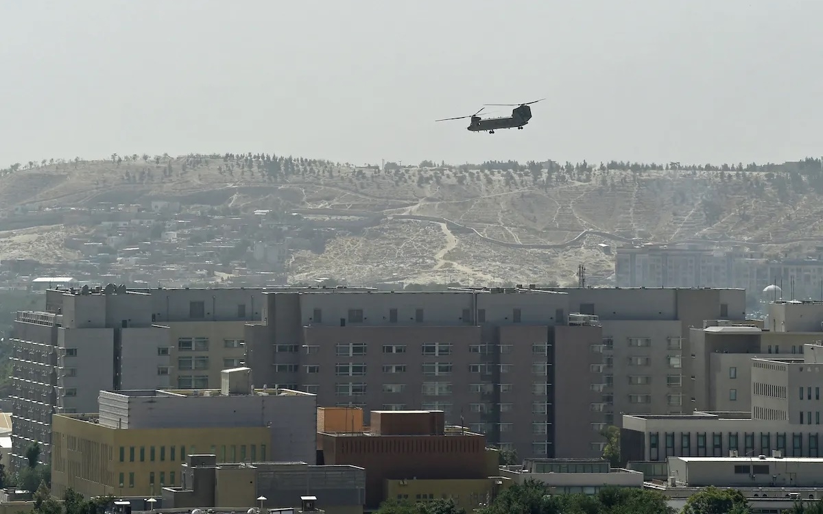 Máy bay trực thăng Mỹ bay phía trên Đại sứ quán Mỹ ở thủ đô Kabul (Afghanistan) vào tháng 8/2021. Ảnh: Reuters.