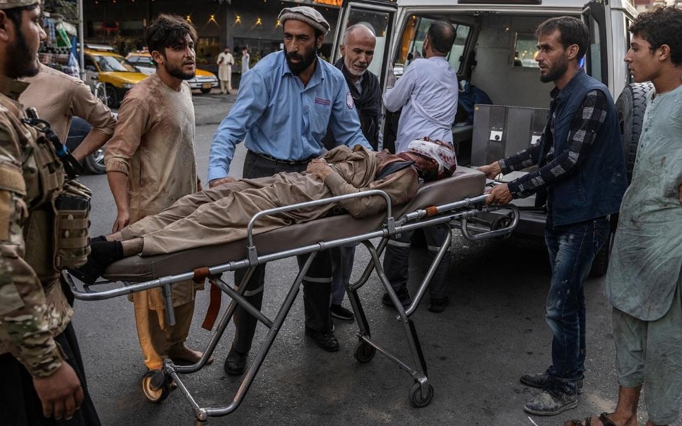 Nạn nhân của vụ đánh bom khủng bố do IS-K tiến hành ở sát sân bay Kabul vào hôm 26/8/2021. Ảnh: CNN.