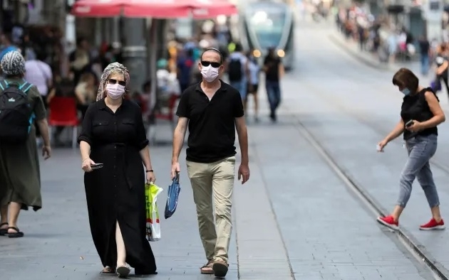 Người dân Israel đeo khẩu trang trên phố để phòng ngừa Covid-19. Ảnh: EPA.