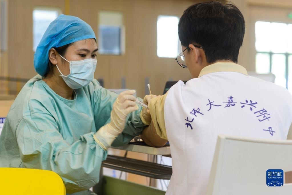 Trung Quốc tiêm chủng ngừa Covid-19 cho người trẻ. Ảnh: Tân Hoa xã.