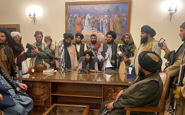 Zakir có thể là nhân vật thứ 5 từ trái sang trong bức ảnh các chiến binh Taliban bên trong phủ tổng thống Afghanistan. Ảnh: AP.