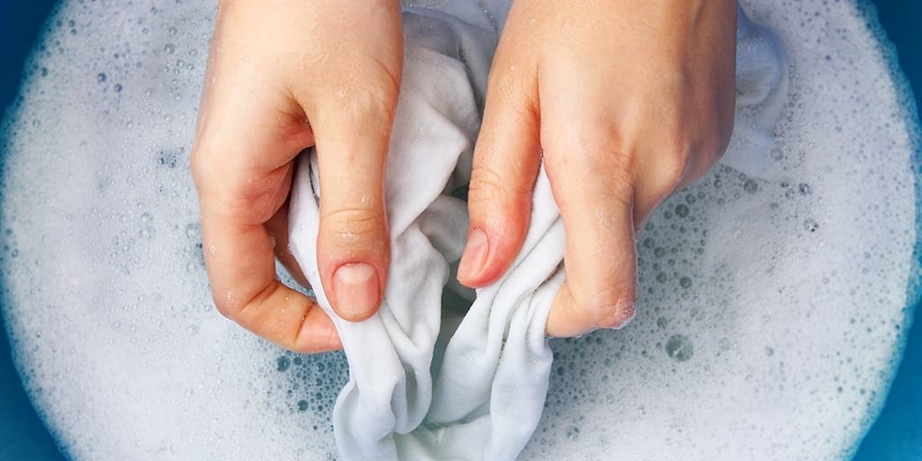 Những chiếc áo sơ mi trắng hay quần áo trắng đã xỉn màu và chuẩn bị quyết định ra đi. Đừng vội vàng bỏ nó mà hãy xử lý đơn giản bằng nước vo gạo. Chúng ta lấy tấm vải trắng muốn giặt và ngâm vào nước khoảng 3-4 ngày, mỗi ngày phải thay nước vo gạo một lần, sau đó bạn hãy mang quần áo đi giặt như bình thường. Lúc này, phần vải từng bị xỉn màu sẽ trắng sáng trở lại.
