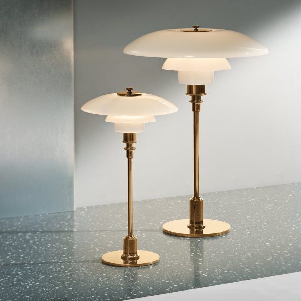 Chiếc đèn bàn PH 2/1 mang tính biểu tượng là một thiết kế của Poul Henningsen nổi tiếng. Đèn bàn khách bằng đồng biểu hiện của sự sang chảnh, hiện đại.