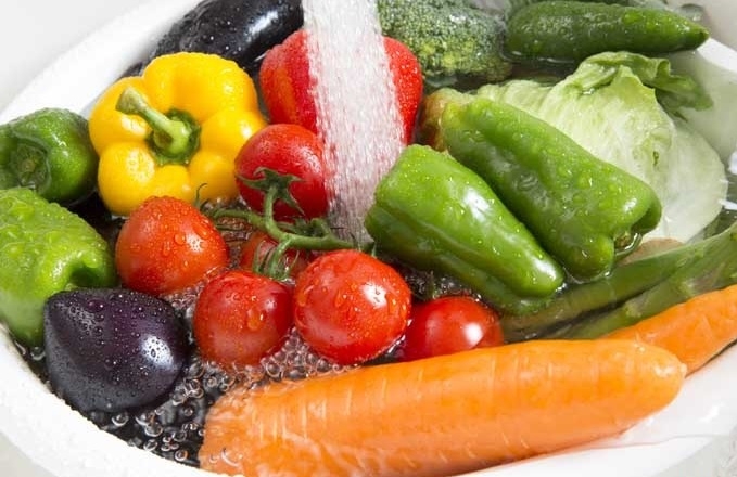 Nước vo gạo còn giúp bạn rửa sạch các loại rau củ quả có hóa chất khi mua ở chợ về. Chỉ cần rửa rau và trái cây với nước một lần, sau đó cho vào nước vo gạo và để khoảng 10 - 15 phút, đến lúc thì đem rau đi rửa lại với nước sạch một lần nữa. Chỉ cần điều này sẽ giúp loại bỏ độc tố đi kèm với rau hoặc trái cây giảm đi rất nhiều. Đảm bảo rằng nó là ngon và an toàn cho chắc chắn.