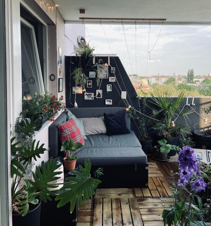 Một chiếc đệm lớn cùng bức tường trang trí với các bức ảnh gia đình, cây xanh và hệ thống đèn led bao quanh... Tất cả làm nên một ban công đầy lãng mạn và thư giãn.