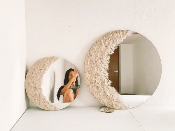 Thật là độc đáo và lạ mắt với chiếc gương kính có khung mặt trăng này.
