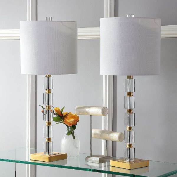 Phần thân bằng thủy tinh trong suốt của đèn bàn sáng lấp lánh với dải đồng mờ này mang đến cảm giác quyến rũ tinh tế, chắc chắn sẽ nâng tầm cho bất kỳ phong cách trang trí nào  phòng khách nhà bạn