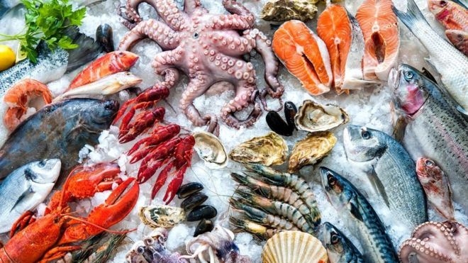 Các loại hải sản như tôm, sò, cua, cá khi đem vào bếp thường có kèm theo đó là mùi tanh khá nồng. và có chất nhờn trên tay. Cách để giúp loại bỏ hoàn toàn mùi tanh và chất nhờn đó chính là nước vo gạo. Chỉ cần cho 3 cốc nước vo gạo, thêm 3-5 quả chanh leo hoặc chanh dây, vắt vào và khuấy đều. Sau đó đem hải sản đi rửa thật sạch và sau đó rửa sạch với nước thêm một lần nữa. Hải sản sẽ không còn mùi tanh và đã sẵn sàng để nấu.