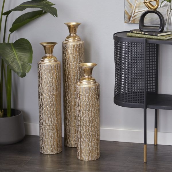 Được chế tác từ gỗ, bộ bao gồm 3 chiếc lọ với kích thước khác nhau, chạm khắc tinh xảo và hoàn thiện bằng màu vàng quyến rũ, sẽ tôn lên vẻ sang trọng của chủ đề trang trí hiện đại.