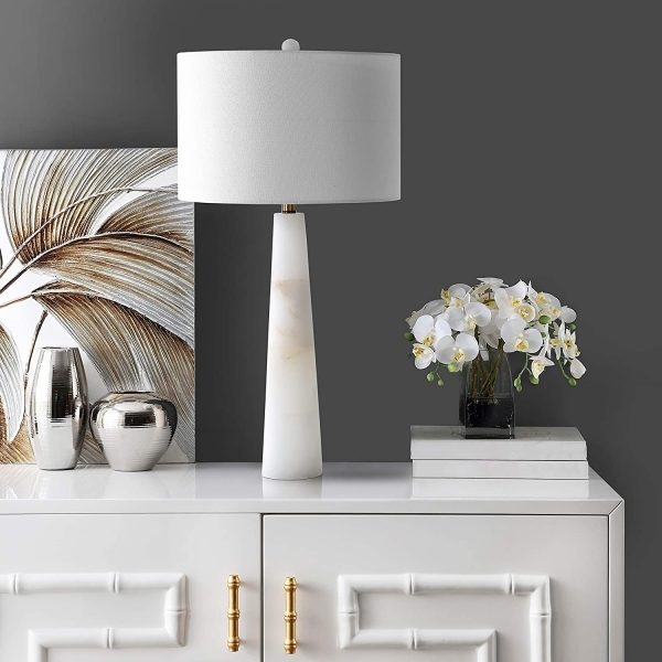 Đá thạch cao được chạm khắc đẹp mắt mang đến cho chiếc đèn bàn hiện đại này một sự thanh lịch khi được chiếu sáng.