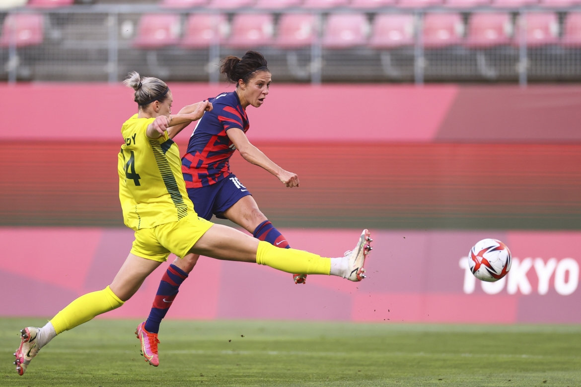 Trước khi hiệp 1 khép lại, Carli Lloyd nâng tỷ số lên 3-1 cho Mỹ. 