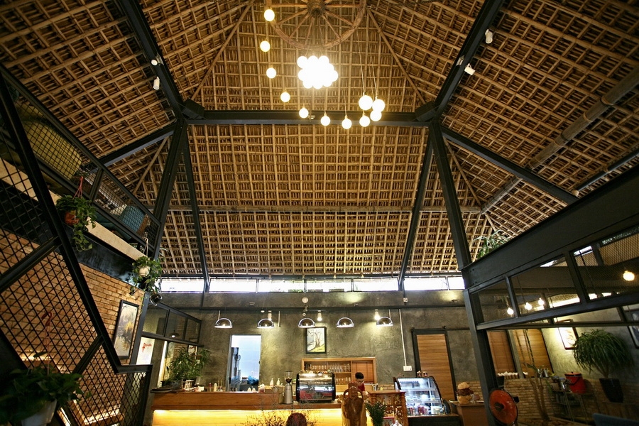 Ấn tượng nhất ở quán là bộ mái lá dốc bốn phía bao trùm lên toàn bộ công trình, chiều cao tới đỉnh mái hơn 10m. Hệ khung mái được kết hợp từ khung thép và các cấu kiện bằng tre, gỗ; mái lợp lá tranh. Nhờ bộ mái lá này mà quán luôn mát mẻ. Các không gian phía trong ở tầng 1, tầng 2 và khoảng thông tầng kết nối liên thông với nhau không cần dùng điều hòa.
