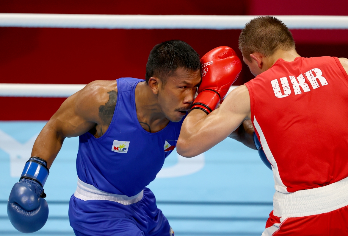 Eumir Marcial (áo xanh) mang về cho Philippines thêm 1 HCĐ. (Ảnh: Reuters). 