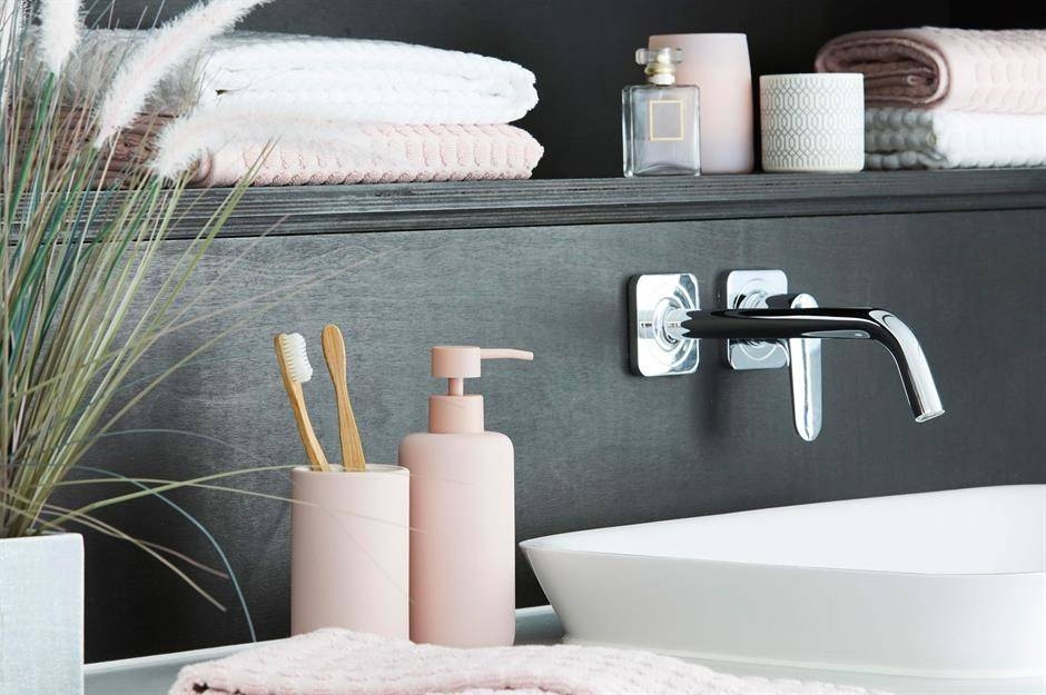 Đừng ngần ngại, tân trang các món đồ hay phụ kiện trong phòng tắm bởi tuy nhỏ nhưng góp phần to lớn trong việc thay đổi diện mạo trong không gian.
