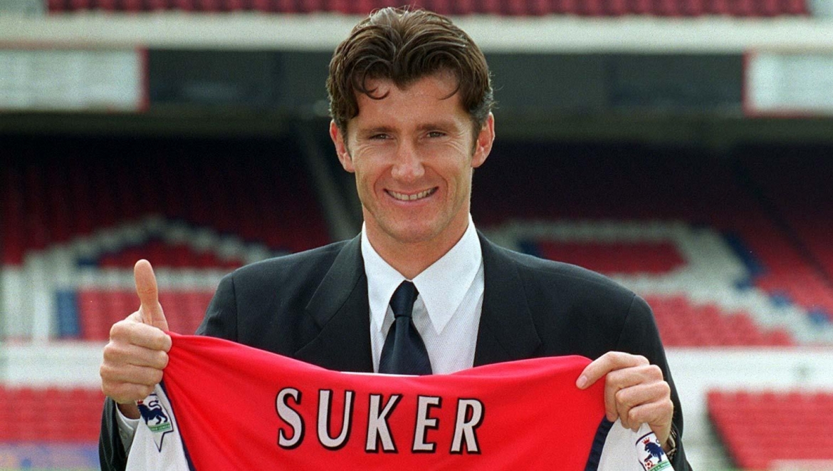 Suker trong ngày ra mắt Arsenal 22 năm trước. (Ảnh: Getty).