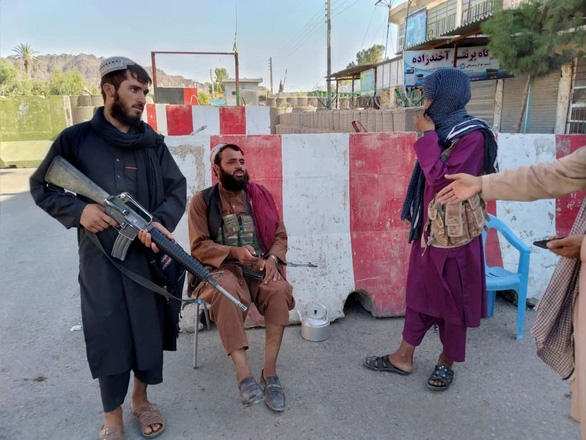 Binh sĩ Taliban tại một chốt kiểm soát ở thành phố Farah, Afghanistan - Ảnh: REUTERS