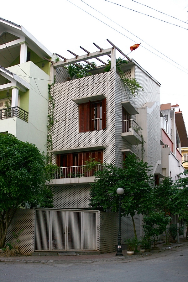 Giải pháp vật liệu - kỹ thuật - thiết bị: Là các giải pháp đi sau gắn liền với giải pháp kiến trúc. Các giải pháp này hoàn thiện và hỗ trợ cho giải pháp kiến trúc. Các loại vật liệu, thiết bị, công nghệ xanh ngày càng phát triển cùng với kiến trúc tiết kiệm năng lượng. Có thể kể tới các loại vật liệu bản địa (để giảm chi phí, tiêu hao năng lượng chuyên chở), vật liệu không nung, vật liệu kính phản nhiệt, kính cách nhiệt, các hệ cửa kín giúp cho công trình giữ nhiệt, máy điều hoà nhiệt độ công nghệ mới tiết kiệm điện, bình nước nóng sử dụng năng lượng mặt trời, pin mặt trời...