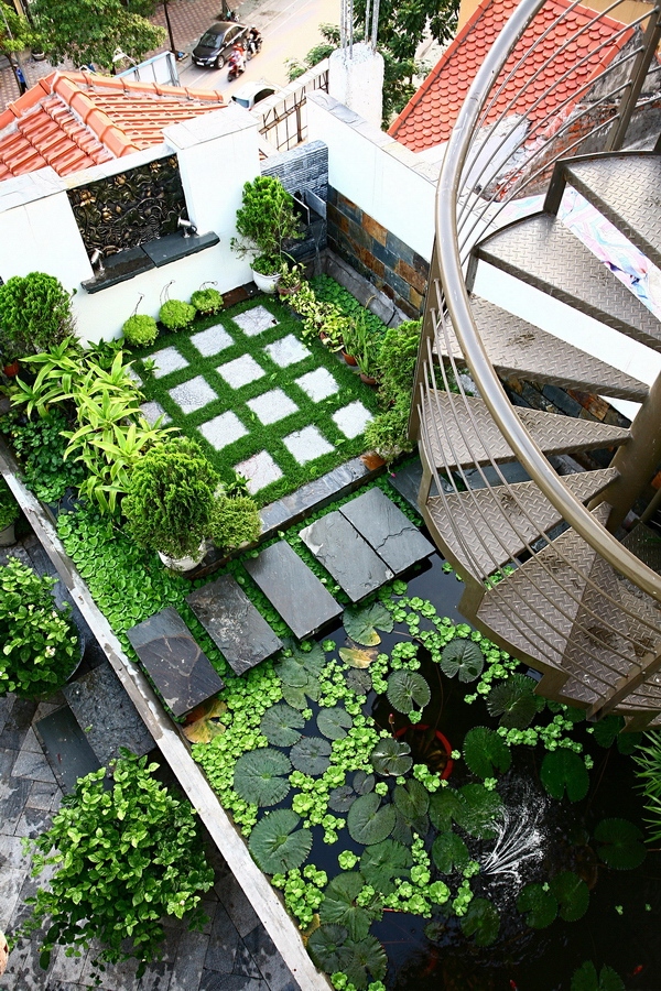 Bên cạnh đó cây xanh còn làm tăng thẩm mỹ công trình và có tác động tích cực tới tâm lý người sử dụng. Trong công trình xanh, công trình tiết kiệm năng lượng cây xanh, mặt nước được coi như một loại vật liệu đặc biệt rất có ý nghĩa.