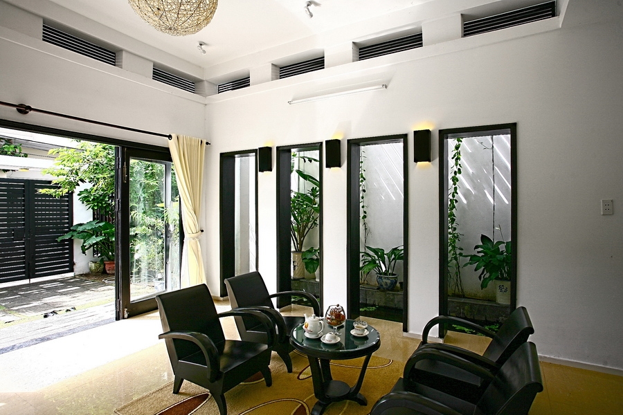 Như trên đã đề cập, nhà phố ở Việt Nam có những đặc điểm riêng và đó cũng là những nhược điểm dễ gây tiêu tốn nguồn năng lượng. Để công trình nhà phố tiết kiệm năng lượng, cần khắc phục những nhược điểm đó. Cần phải thấy rõ những nhược điểm riêng của nhà phố cùng với đặc thù khí hậu, từ đó chúng ta sẽ có những giải pháp hợp lý cho những vấn đề cụ thể tồn tại trong nhà phố.