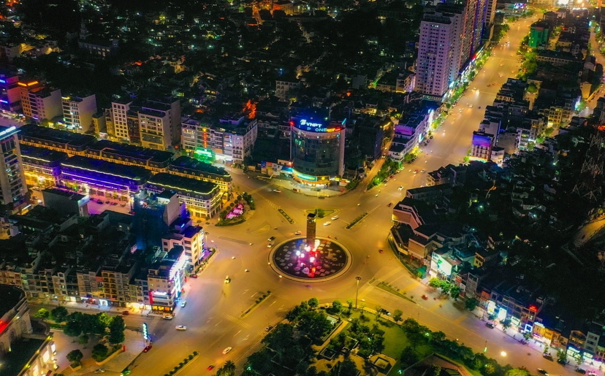 Đêm thu Hạ Long thoảng hương hoa sữa, không khí mát rượi mang theo hơi mằn mặn từ gió biển thổi vào./.