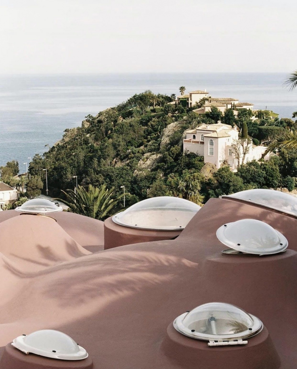 Le Palais Bulles nằm ở Théoule-sur-Mer, gần Cannes, Pháp.