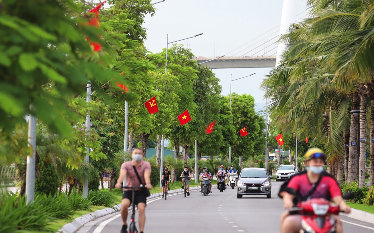 Đường phố được trang hoàng chào mừng kỷ niệm Cách mạng tháng Tám và Ngày Quốc khánh 2/9. Không còn khung cảnh đông vui rộn ràng, với người dân Hạ Long, không khí dịp Tết Độc lập càng trở nên bình yên hơn khi tỉnh Quảng Ninh đã qua gần 70 ngày không phát sinh ca mắc Covid-19 mới trong cộng đồng.