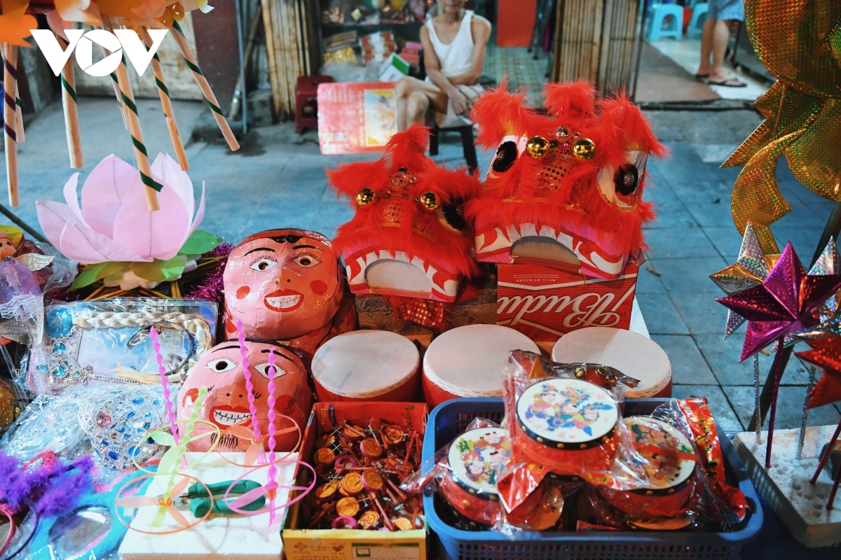 Những món đồ chơi Trung thu truyền thống như trống bỏi, mặt nạ giấy bồi...