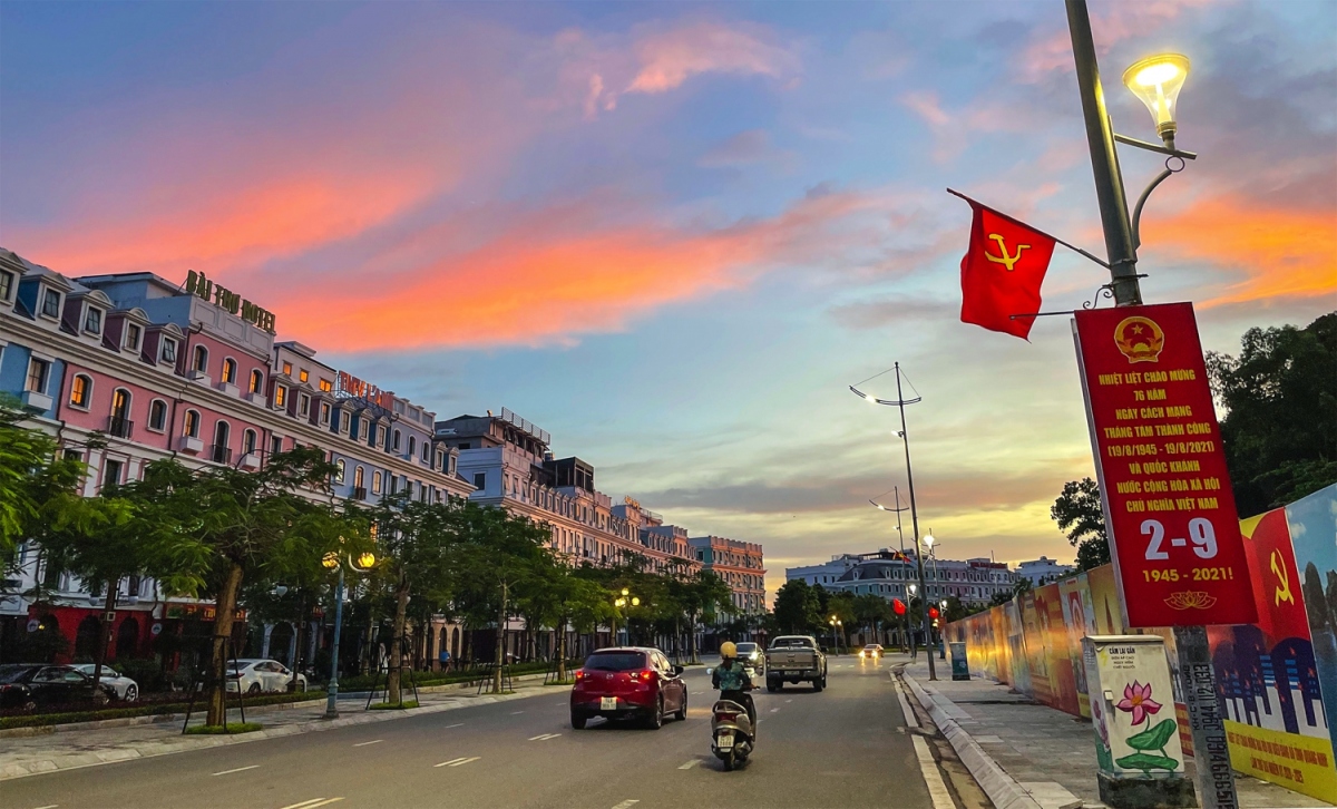 Càng về chiều, không gian càng tĩnh lặng hơn, ngay cả ở những khu vực vốn thường đông đúc.